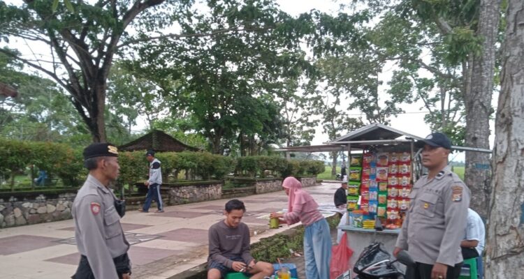 Patroli Rutin Polsek Gerung, Sasar Taman Kota Gerung Antisipasi 3C dan Balap Liar